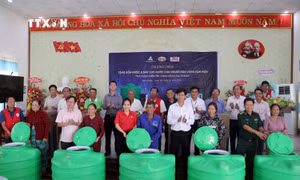 Tặng bồn chứa, máy lọc nước cho người dân khó khăn vùng ven biển Kiên Giang