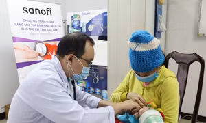 Bác sĩ khám sàng lọc bệnh tim cho trẻ em. Ảnh: daklak.gov.vn