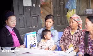 Bác sĩ tại Trung tâm y tế huyện Nghi Xuân thăm khám chữa cho bệnh nhi. Ảnh: Hoàng Ngà - TTXVN 