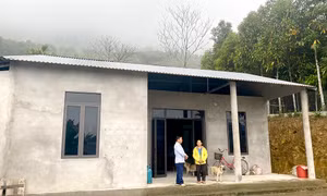 Hộ bà Hoàng Thị Xinh, khu 7, xã Xuân Viên, huyện Yên Lập được hỗ trợ xây nhà ở, tạo động lực yên tâm sản xuất, vươn lên thoát nghèo.Ảnh: baophutho.vn