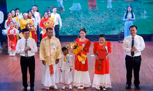 Tặng hoa cho các gia đình tham gia Ngày hội gia đình các tỉnh Đông Nam bộ lần thứ XIII năm 2024. Ảnh: Nguyễn Thanh - TTXVN