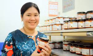Niềm vui của chị Chau Ngọc Dịu là giữ gìn được nghề sản xuất mật thốt nốt của đồng bào dân tộc Khmer ở vùng đất Bảy Núi (An Giang). Ảnh: Lê Yến Thanh