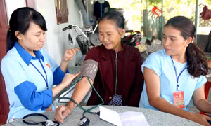 Tiên phong trong việc tuyên truyền xóa bỏ hủ tục, tập tục lạc hậu của đồng bào dân tộc ở tỉnh Bình Thuận là đội ngũ cán bộ y tế cơ sở. Ảnh: Nguyễn Thanh
