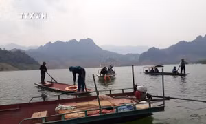Các lực lượng của huyện Sìn Hồ (Lai Châu) đang tích cực tìm kiếm các nạn nhân mất tích trong vụ lật thuyền tại vùng ngập Thủy điện Sơn La, thuộc địa phận xã Nậm Mạ. Ảnh: TTXVN phát