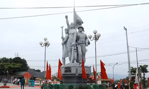 Tượng đài Bến Âu Lâu lịch sử ở phường Nguyễn Phúc, thành phố Yên Bái. Ảnh: Tuấn Anh – TTXVN