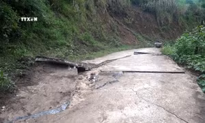 Sơ tán khẩn cấp các hộ dân ra khỏi vùng sạt lở đất tại thị trấn Mường Lát