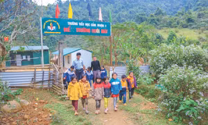 Điểm trường Huồi Máy là nơi học tập của 19 học sinh tiểu học. Điểm trường có 2 thầy giáo cắm bản phụ trách. Ảnh: Đình Tuyên