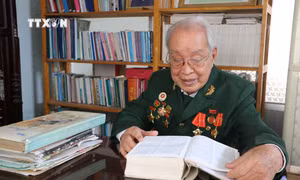 Ông Hoàng Văn Hiển đọc những trang sử hào hùng của dân tộc. Ảnh: Thanh Bình - TTXVN