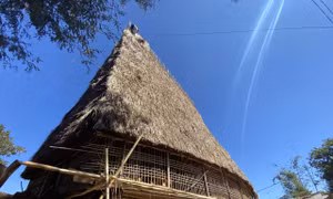 Nhà Rông truyền thống là biểu tượng văn hóa của đồng bào dân tộc ở làng Kon Jơ Dri, xã Đăk Rơ Wa, thành phố Kon Tum. Ảnh: Dư Toán