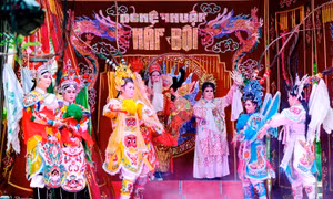 Hằng tuần, Nhà hát Nghệ thuật Hát bội Thành phố Hồ Chí Minh thường tổ chức biểu diễn hát bội miễn phí tại Lăng Đức Tả quân Lê Văn Duyệt (quận Bình Thạnh). Ảnh: An Hiếu
