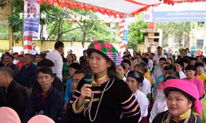 Phụ nữ dân tộc Hà Giang tham gia trả lời câu hỏi về sinh đẻ an toàn. Ảnh: TTXVN phát
