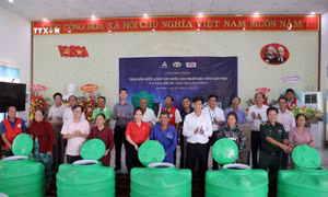 Tặng bồn chứa, máy lọc nước cho người dân khó khăn vùng ven biển Kiên Giang