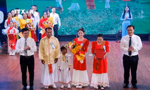 Tặng hoa cho các gia đình tham gia Ngày hội gia đình các tỉnh Đông Nam bộ lần thứ XIII năm 2024. Ảnh: Nguyễn Thanh - TTXVN