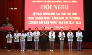 Biểu dương học sinh vượt khó học tốt là con nuôi đồn Biên phòng tỉnh Cao Bằng