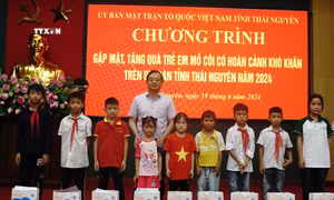 Ông Phạm Hoàng Sơn, Phó Bí thư Thường trực Tỉnh ủy, Chủ tịch HĐND tỉnh trao quà cho các em nhỏ tại chương trình. Ảnh: Thu Hằng-TTXVN