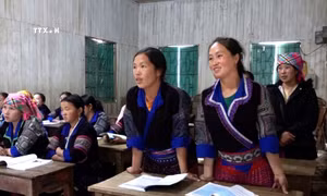 Quang cảnh lớp học xóa mù chữ được tổ chức tại bản Thào Xa Chải, xã Nậm Có, huyện Mù Cang Chải. Ảnh: TTXVN phát