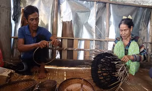Đồng bào Hre xã Thanh An luôn lưu giữ nghề đan lát mây, tre. Ảnh: minhlong.quangngai.gov.vn