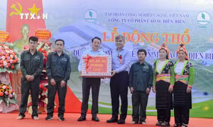Phó Chủ tịch UBND tỉnh Điện Biên Lò Văn Tiến tặng quà cho các công nhân cao su có thành tích xuất sắc trong lao động sản xuất. Ảnh: TTXVN phát