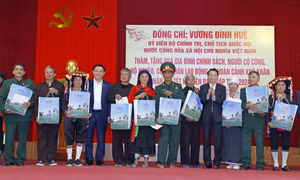 Chủ tịch Quốc hội Vương Đình Huệ tặng quà Tết các đối tượng chính sách tỉnh Yên Bái. Ảnh: Nhan Sáng-TTXVN