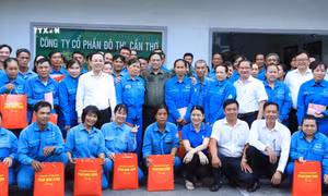 Thủ tướng Phạm Minh Chính thăm, tặng quà động viên các lực lượng ứng trực Tết tại Cần Thơ
