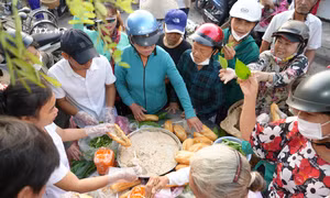 Gian hàng bánh mì tại phiên chợ lá thu hút thực khách. Ảnh: Minh Phú - TTXVN