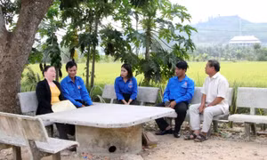 Du khách nghe những nạn nhân sống sót trong vụ thảm sát Sơn Mỹ kể chuyện lịch sử. Ảnh: Đinh Hương – TTXVN