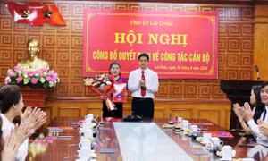 Ông Vũ Mạnh Hà, Ủy viên Dự khuyết Trung ương Đảng, Phó Bí thư Thường trực Tỉnh ủy trao quyết định, tặng hoa chúc mừng bà Lò Thị Hằng. Ảnh: Việt Dũng- TTXVN