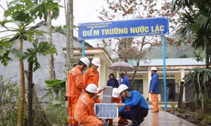 Nhân viên điện lực Quảng Ngãi thi công lắp đặt công trình "Thắp sáng đường quê" tại thôn Nước Lác, xã Sơn Kỳ, huyện Sơn Hà. Ảnh: TTXVN phát