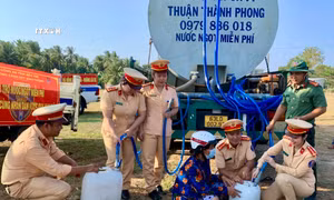 Tuổi trẻ Công an tỉnh Bến Tre hỗ trợ nước ngọt cho người dân vùng hạn, mặn ở huyện Bình Đại. Ảnh: Huỳnh Phúc Hậu - TTXVN
