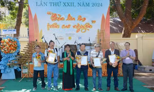 Ban Tổ chức trao giải cuộc thi ảnh marathon với chủ đề “Mùa xuân trên thành phố Buôn Ma Thuột” cho các nghệ sĩ nhiếp ảnh. Ảnh: Hoài Thu - TTXVN