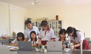 Nhóm học sinh lớp 10 đến từ THCS & THPT Đông Du (thành phố Buôn Ma Thuột) nghiên cứu thành công Dự án “Sản xuất muối đồng bào vùng Tây Nguyên - Muối Amrêč”. Ảnh: Nguyên Dung - TTXVN