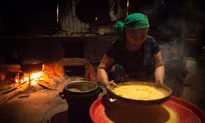 Sau khi hấp chín, mèn mén được đổ ra mẹt, đợi bớt nóng rồi vò cho tơi. Ảnh: Nam Thái