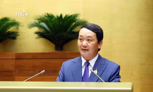Bộ trưởng, Chủ nhiệm Ủy ban Dân tộc Hầu A Lềnh, thừa ủy quyền của Thủ tướng Chính phủ trình bày Tờ trình về điều chỉnh chủ trương đầu tư Chương trình mục tiêu quốc gia phát triển kinh tế - xã hội vùng đồng bào dân tộc thiểu số và miền núi giai đoạn 2021 - 2030. Ảnh: Phạm Kiên - TTXVN