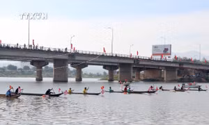 Sôi động giải đua thuyền độc mộc ở thành phố Kon Tum
