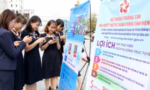 Cán bộ, nhân viên các cơ quan trên địa bàn tỉnh Điện Biên cài đặt ứng dụng "Điện Biên Smart". Ảnh: Trung Kiên - TTXVN