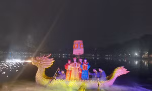 Tái hiện tích Vua Lê Lợi trả gươm cho Rùa Thần tại hồ Hoàn Kiếm. Ảnh: Đinh Thuận - TTXVN