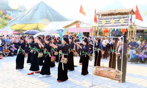 Trình diễn Lễ ru con, dặn con biết đi làm nương, làm ruộng của đồng bào dân tộc Thái đen tại huyện Quỳnh Nhai. Ảnh: Quang Quyết – TTXVN