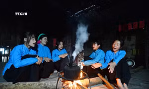 Học sinh Trường Trung học cơ sở Đại Dực 1 trong buổi tập luyện bảo tồn tiếng hát Soóng Cọ. Ảnh: Minh Đức – TTXVN