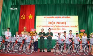 Trao xe đạp cho học sinh nghèo khu vực biên giới biển tỉnh Sóc Trăng. Ảnh: Trung Hiếu-TTXVN