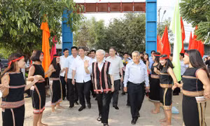 Tổng Bí thư Nguyễn Phú Trọng thăm thôn Kon Rơ Bàng 2, xã Vinh Quang, thành phố Kon Tum, tỉnh Kon Tum (ngày 14/4/2017). Ảnh: Trí Dũng - TTXVN