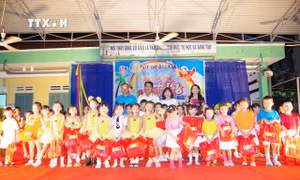 Đại diện cán bộ Lữ đoàn 146 trao quà cho thiếu nhi của đơn vị. Ảnh: TTXVN phát