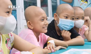 "Lớp học vui vẻ" mang niềm vui đến bệnh nhi ung thư