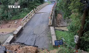 Hiện trường vụ sập và gãy một phần cầu Ngòi Móng trên đường tỉnh 445, thành phố Hòa Bình. Ảnh: Thanh Hải - TTXVN
