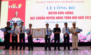 Lãnh đạo tỉnh Kiên Giang trao Quyết định của Thủ tướng Chính phủ công nhận huyện Kiên Lương đạt chuẩn nông thôn mới. Ảnh: Lê Huy Hải - TTXVN