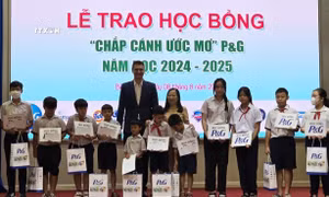 Bình Dương: Trao học bổng cho học sinh mất người thân trong đại dịch COVID-19
