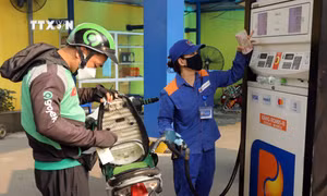 Mua bán xăng, dầu tại điểm kinh doanh xăng, dầu Petrolimex. Ảnh: Trần Việt - TTXVN