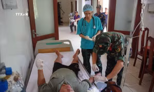 Lực lượng quân y đang kiểm tra sức khỏe của ngư dân Sáu khi vừa tiếp nhận. Ảnh: TTXVN phát