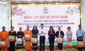 Trưởng Ban Dân vận Trung ương Bùi Thị Minh Hoài tặng quà Tết cho đoàn viên công đoàn có hoàn cảnh khó khăn trên địa bàn tỉnh Đắk Lắk. Ảnh: Tuấn Anh - TTXVN