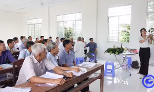 Lớp đào tạo nghề trồng và nhân giống cây sầu riêng do Trung tâm Dịch vụ Nông nghiệp huyện phối hợp Trung tâm Dạy nghề và Hỗ trợ nông dân tỉnh Tiền Giang tổ chức tại xã Mỹ Thành Nam, huyện Cai Lậy. Ảnh: tiengiang.gov.vn