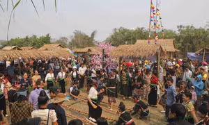 Du khách cùng các nghệ nhân, diễn viên hòa mình vào không gian văn hóa vùng cao. Ảnh: Trung Kiên